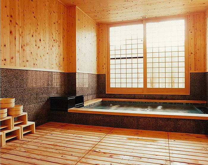 Lát sàn gỗ và ốp tường gỗ tạo cho phòng tắm cảm giác ấm áp, an toàn về mùa đông.