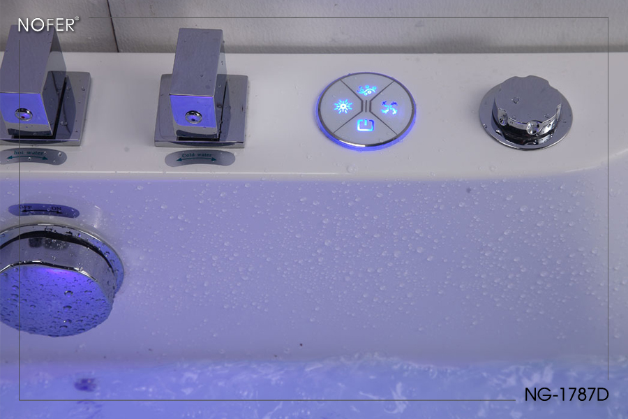 Bảng điều khiển các hệ thống của bồn tắm massage NG-7175DG
